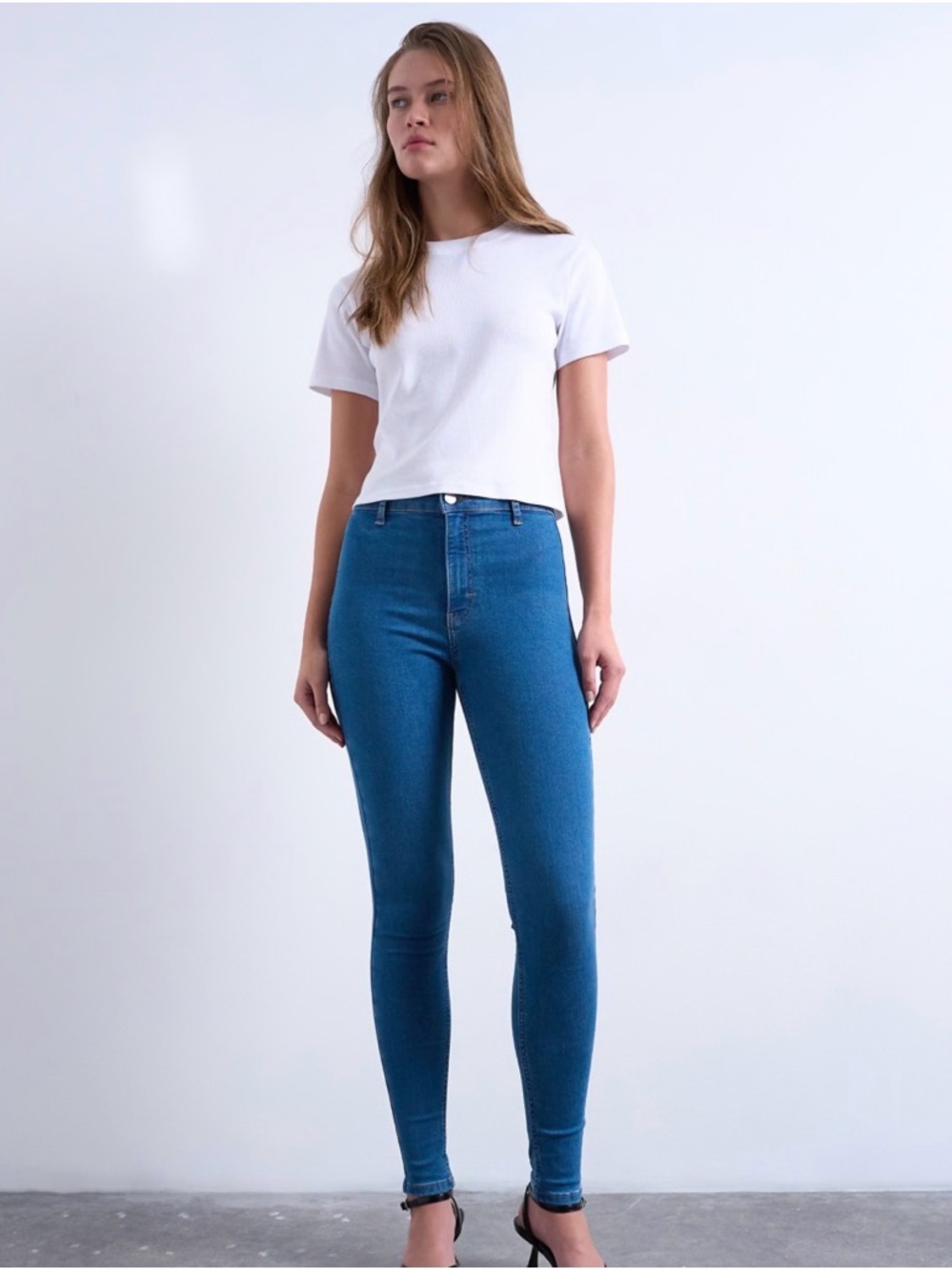 Topshop MOTO Joni Jeans
TRUE BLUE,
Size 28W x 30L (fits like 27W)